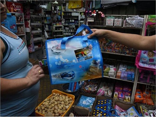 Juez emplaza a comercios a reemplazar bolsas de plástico