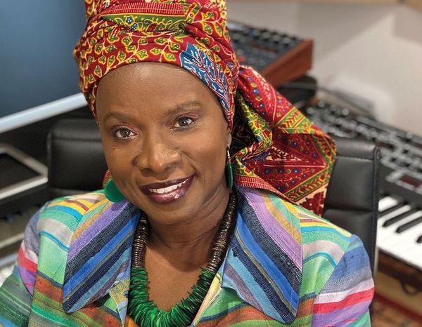 La pandemia y las protestas son un llamado de atención, dice Angelique Kidjo  - Música - ABC Color