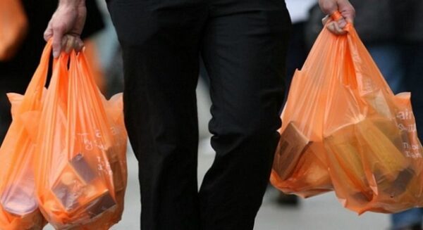 Exigirán reemplazo de bolsas plásticas en comercios