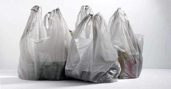 Juez ordena reemplazo de bolsas de plástico y comercios se exponen a sanciones