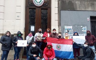 Paraguayos varados en Argentina se manifiestan frente al Consulado