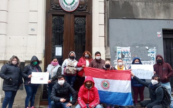 Paraguayos varados en Argentina se manifiestan frente al Consulado