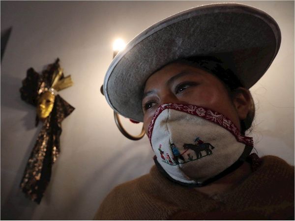 Mujeres indígenas confeccionan mascarillas sin olvidar a los animales