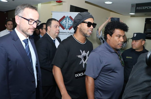 Califican de maniobra dilatoria demanda contra fiscales del caso Ronaldinho - Megacadena — Últimas Noticias de Paraguay