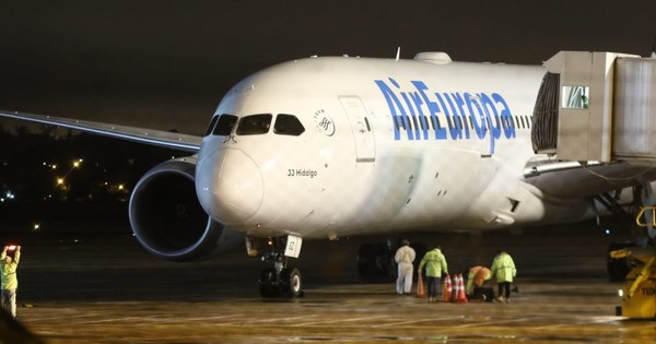 En un vuelo humanitario regresaron 332 connacionales
