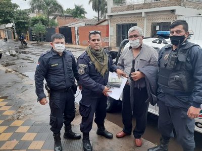 Polis recuperan platal olvidado en un micro | Crónica