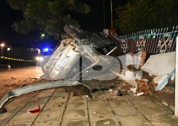 Agente policial resultó herido tras choque y vuelco en Capiatá  - Nacionales - ABC Color