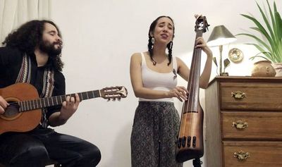 Nat Mendoza canta “Los hermanos” - Artes y Espectáculos - ABC Color
