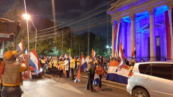 “La corrupción es más grave que la aglomeración”, afirma manifestante - Nacionales - ABC Color