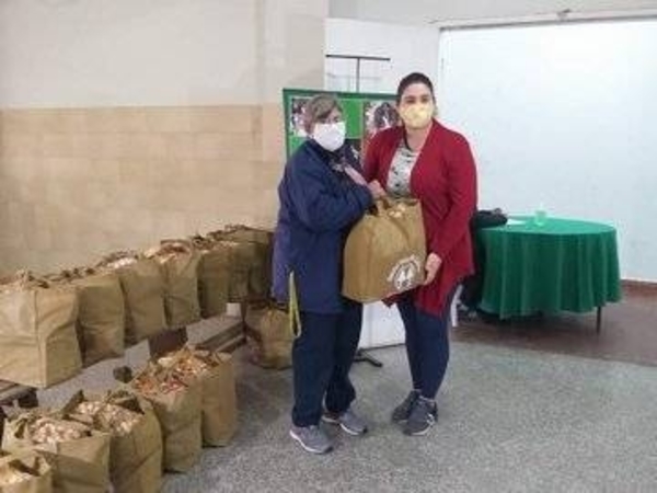 HOY / Mirian Ferreira, Tesorera de la Cooperativa Nuestra Señora Del Carmen y Nancy del Carmen Rachini, sobre la entrega de varios kits de alimentos a los socios