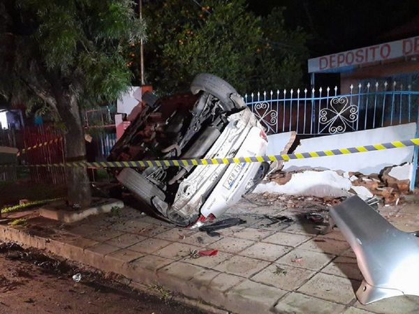 Policía choca su automóvil contra una vivienda en Capiatá