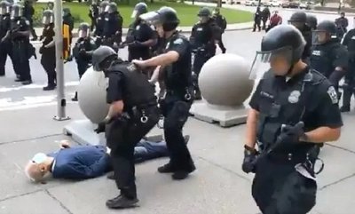 Imputan a policías que agredieron a abuelito durante manifestación | Noticias Paraguay
