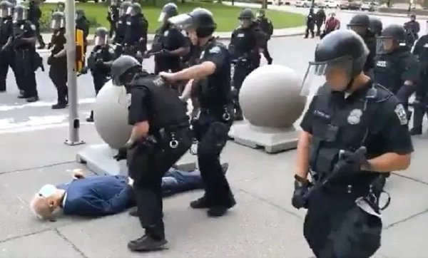 Imputan a policías que agredieron a abuelito durante manifestación | Noticias Paraguay
