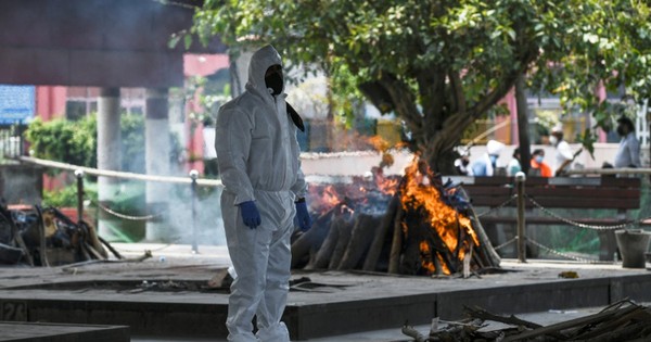 En Nueva Delhi, se incinera a todas horas a las víctimas del virus