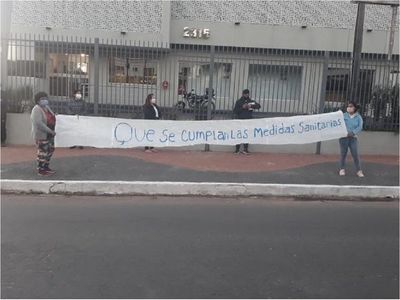 Piden que pareja recién llegada de España cumpla cuarentena