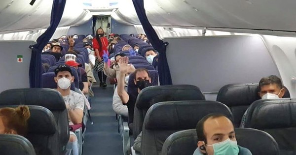 Más de 100 compatriotas llegan esta noche en vuelo humanitario