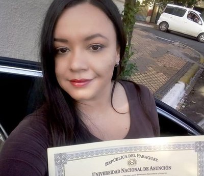 Periodista valé consigue su segundo título en plena pandemia | Crónica