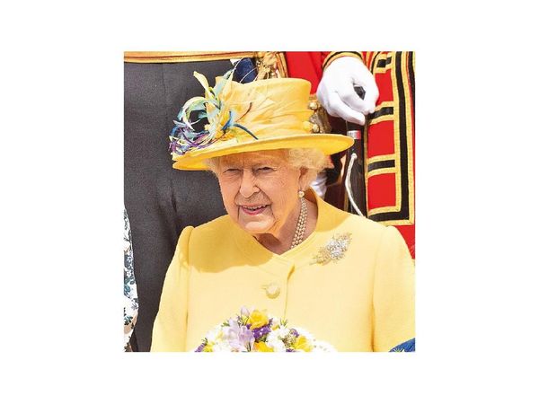 La reina Isabel II alaba la labor de los voluntarios, entre ellos su familia