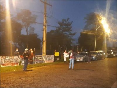 Escrachan a diputados y piden destitución de jueces en CDE