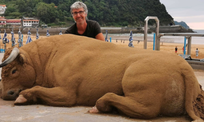 El artista que crea esculturas hiperrealistas con arena