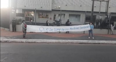 ¡Que vayan a albergues! Vecinos exigen a pareja proveniente de España | Noticias Paraguay