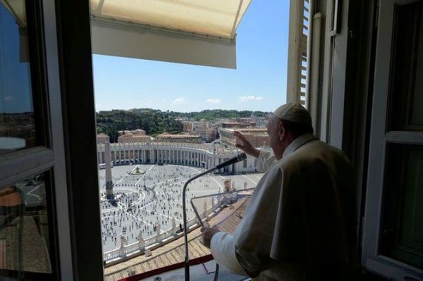No canten victoria sobre el coronavirus tan pronto, advierte el Papa a los italianos