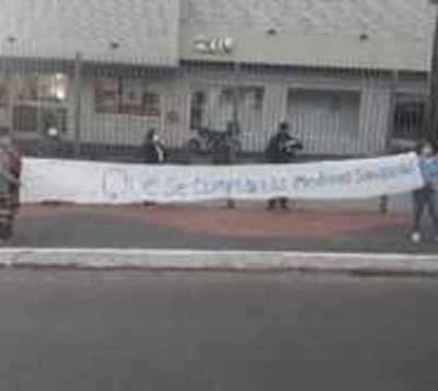Vecinos exigen que pareja llegada de España vaya a albergues - Paraguay.com