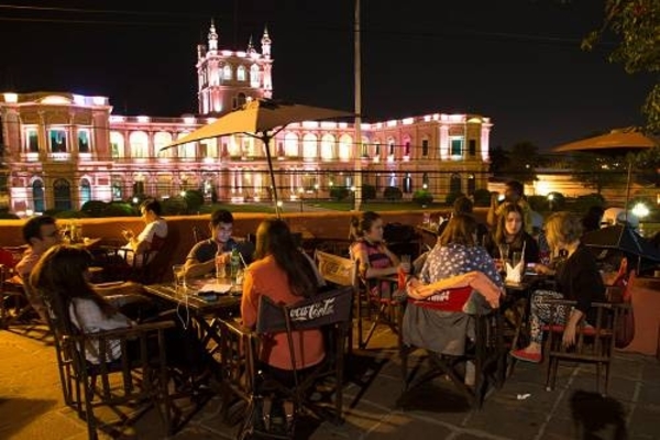 HOY / Dueños de bares piden usar calles y veredas en la fase 3