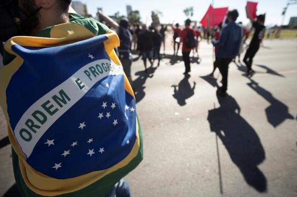 Brasileños marchan a favor y contra Bolsonaro en medio de pandemia al alza » Ñanduti