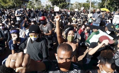 HOY / En medio de la pandemia, brasileños marchan a favor y en contra de Bolsonaro