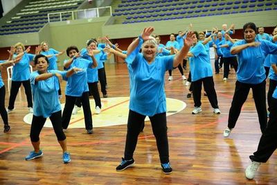 Ofrecen clases de bailoterapia en línea para adultos mayores » Ñanduti
