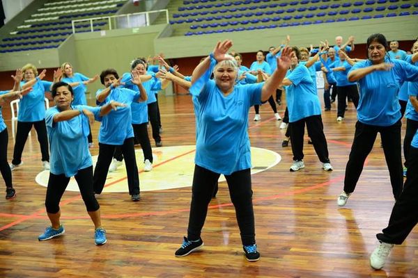 Ofrecen clases de bailoterapia en línea para adultos mayores » Ñanduti
