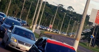 Salto del Guairá: comerciantes realizan multitudinaria caravana para exigir ayuda ante la crisis
