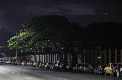 Nuevo esquema de gasolina no lograr poner fin a las enormes filas en Venezuela