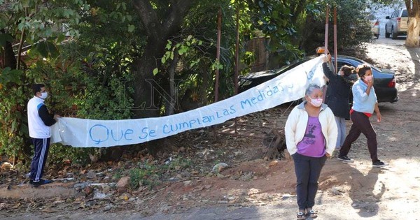 “Fueron autorizados a guardar cuarentena en su casa”, dice ministro sobre pareja llegada del exterior