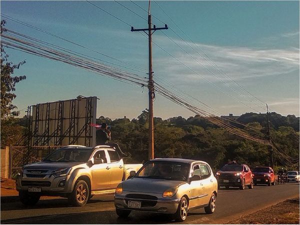 CDE: Con bocinazos protestan en la frontera para exigir plan económico
