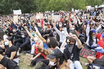 Municipalidad de Minneapolis se compromete a desmantelar su policía mientras siguen protestas - Mundo - ABC Color