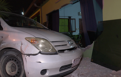 Automóvil derrumbó parte de una vivienda