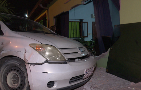 Automóvil derrumbó parte de una vivienda