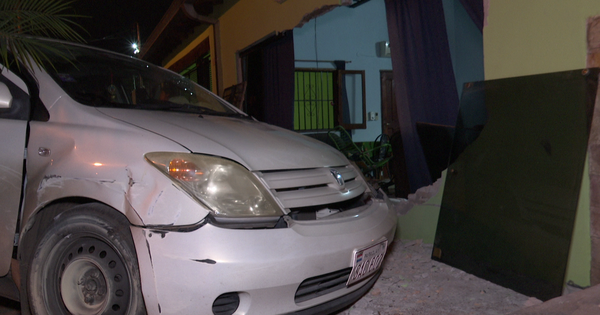 Automóvil derrumbó parte de una vivienda