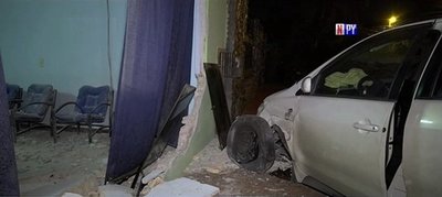 Mujer pierde el control de su vehículo y derriba pared de un domicilio | Noticias Paraguay