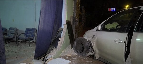 Mujer pierde el control de su vehículo y derriba pared de un domicilio | Noticias Paraguay