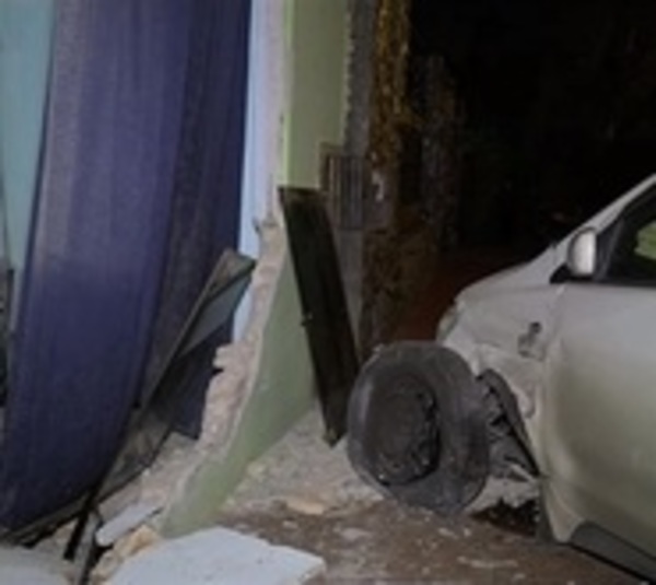 Mujer pierde el control de su vehículo y derriba pared de un domicilio - Paraguay.com