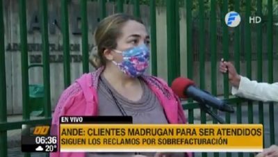 Usuarios de la ANDE madrugan para reclamar