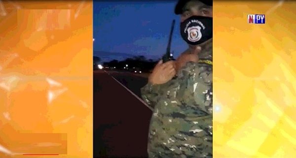 Policía es grabado agrediendo a una mujer y su padre | Noticias Paraguay