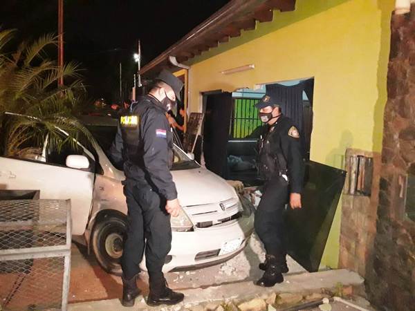 Conductora derrumba parte de una vivienda • Luque Noticias