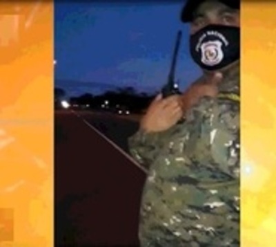 Policía es grabado agrediendo a una mujer y su padre - Paraguay.com
