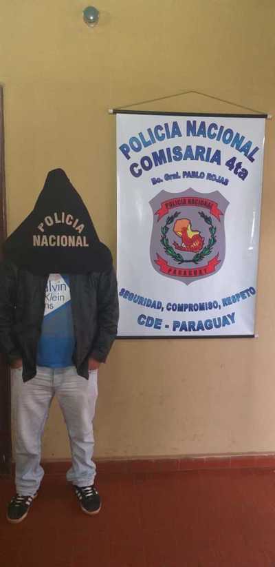 Detienen a conductor ebrio que se quedó dormido en su automóvil