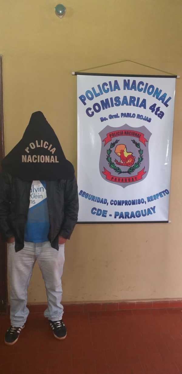 Detienen a conductor ebrio que se quedó dormido en su automóvil