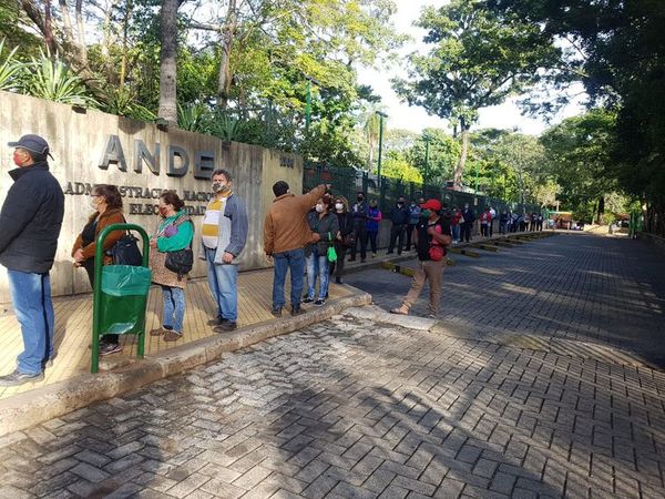 ANDE afirma que ya corrigió 32.000 sobrefacturaciones pero quejas siguen - Nacionales - ABC Color